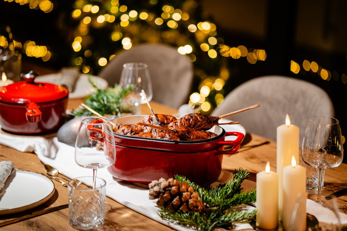 Festliche Weihnachtstafel mit Kerzen